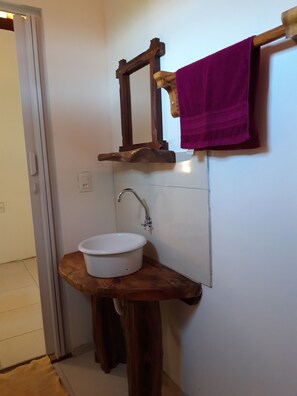 Chuveiro, toalhas de banho, sabonete, papel higiênico