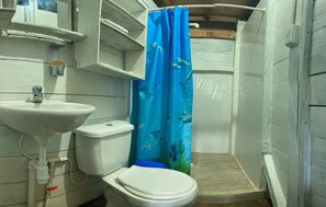 Shower, towels, soap, shampoo - Majagua Magia del Pacífico (Bahia Solano)