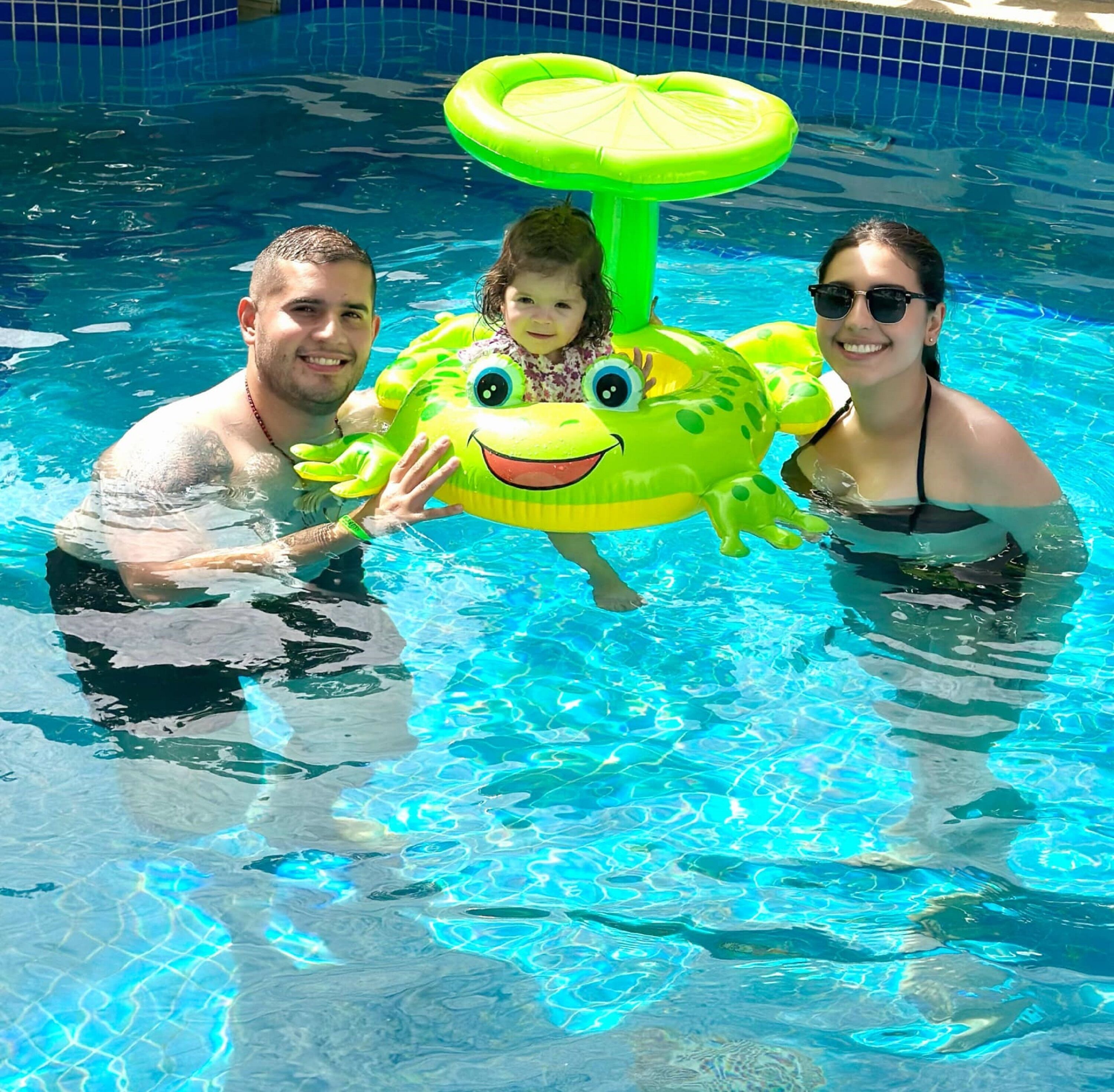 Alberca al aire libre, sombrillas en la alberca y camastros 