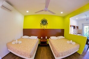 Junior-Studiosuite, 2 Queen-Betten, Balkon, Poolblick | Allergikerbettwaren, individuell dekoriert, individuell eingerichtet