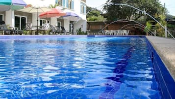 Ulkouima-allas, aurinkovarjoja, aurinkotuoleja