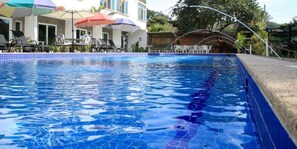 Outdoor pool, pool umbrellas, sun loungers - Hotel Rega Suites Guayabitos - Family & Kitchen (Rincón de Guayabitos)