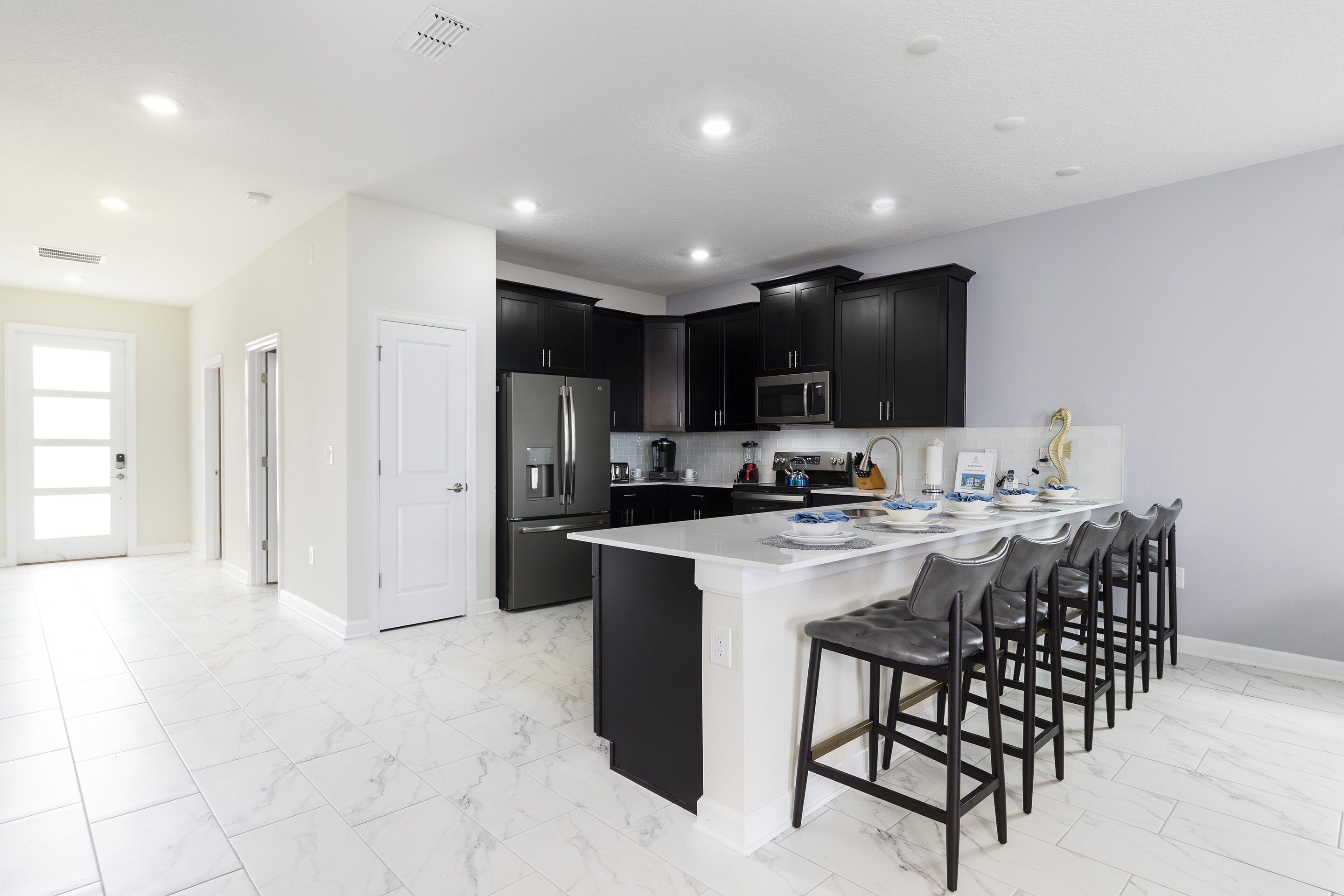 Jääkaappi, mikroaaltouuni, uuni, liesi