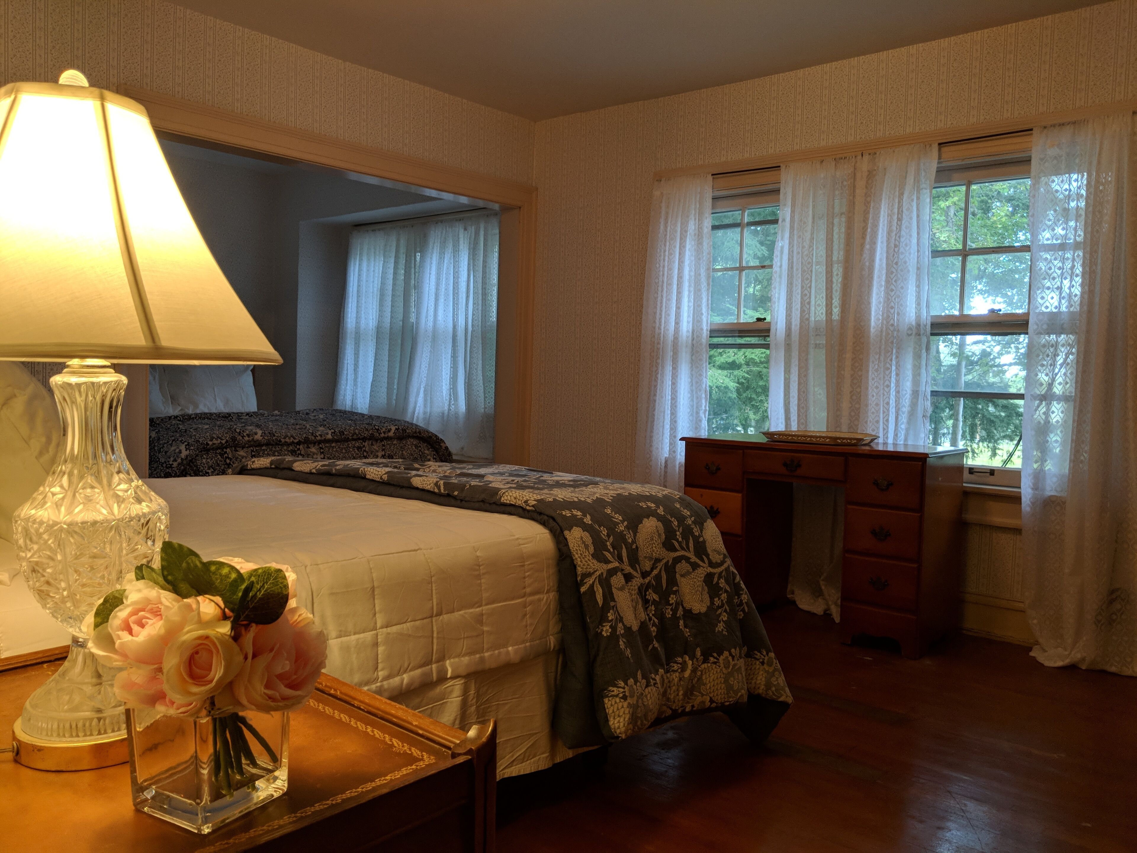 5 間睡房、書桌、熨斗/熨衫板、可攜式嬰兒床