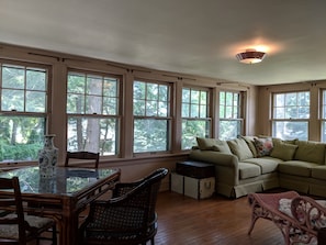 Smart-tv, dvd-afspiller, bøger, musikbibliotek