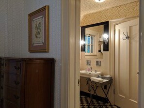 Combined shower/bathtub, hair dryer, towels, soap