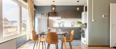 Réfrigérateur, micro-ondes, four, plaque de cuisson