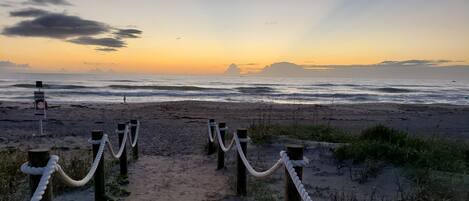 Playa en los alrededores, camastros y toallas de playa