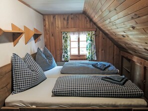 4 bedrooms, desk, WiFi