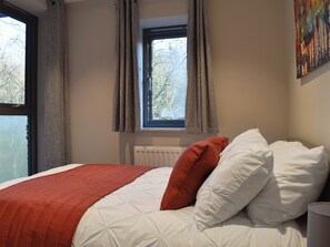 1 bedroom, free WiFi, bed sheets - This charming second floor apartment has unrivalled views of the River Leven. (Backbarrow)
