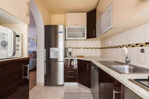 冷蔵庫、電子レンジ、オーブン、コンロ