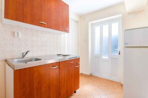 冷蔵庫、電子レンジ、コンロ、コーヒー / ティーメーカー