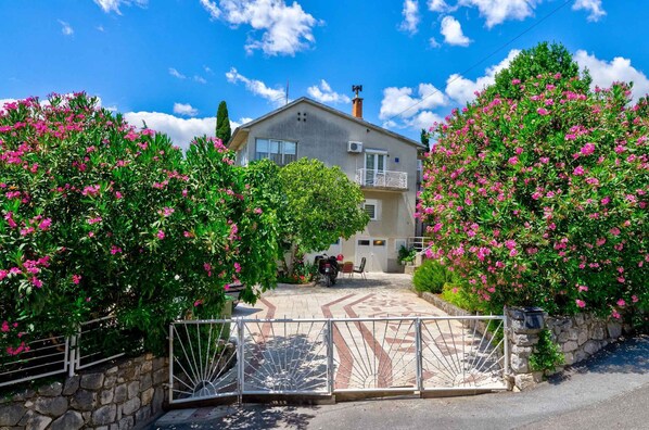 Exterior - Holiday apartment mit Klimaanlage und Grill (Crikvenica)