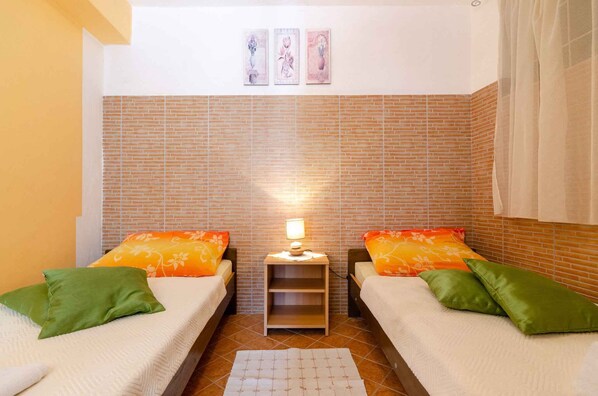 1 室のベッドルーム、WiFi