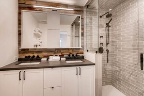Haartrockner, Handtücher, Seife, Toilettenpapier