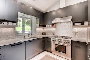 Réfrigérateur, four à micro-ondes, un four, surface de cuisson