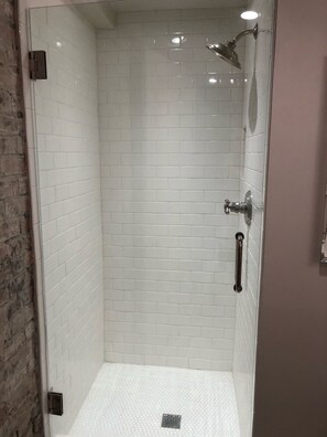 Dusche, Handtücher, Toilettenpapier