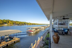 Outdoor dining - Lakeside Retreat mins to Downtown/Oaklawn (Hot Springs)