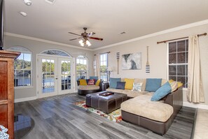 スマートテレビ、テレビゲーム、テーブルサッカー台