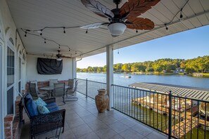 Outdoor dining - Lakeside Retreat mins to Downtown/Oaklawn (Hot Springs)