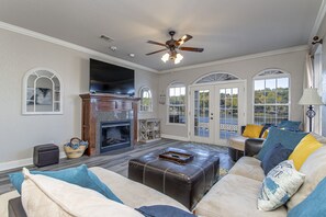 Smart TV, video games, foosball - Lakeside Retreat mins to Downtown/Oaklawn (Hot Springs)