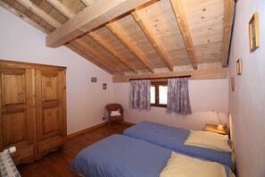 6 bedrooms, iron/ironing board, Internet, bed sheets