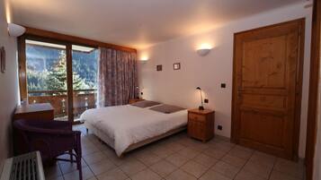 6 bedrooms, iron/ironing board, Internet, bed sheets