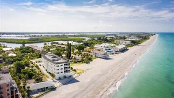 Beach nearby, sun loungers, beach towels