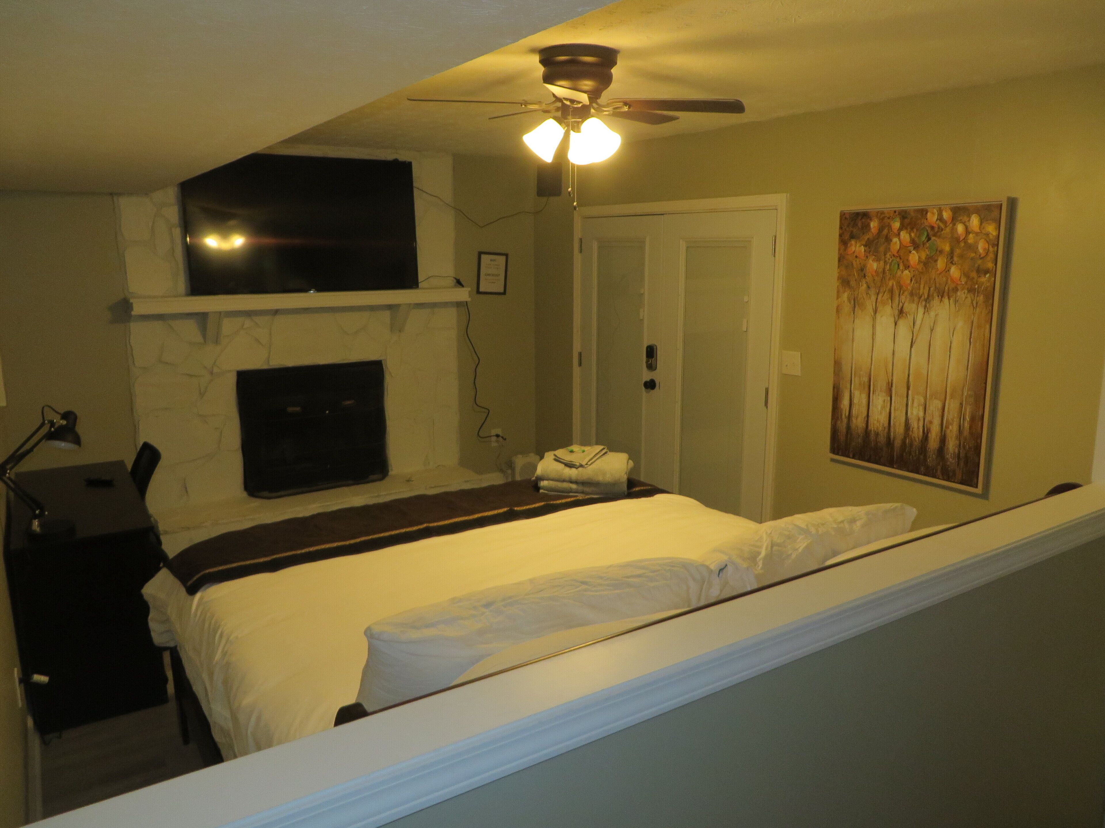 Luxury Studio #B (Entrance: From top of driveway, follow sidewalk in backyard to covered patio) | Individually decorated, individually furnished, laptop workspace