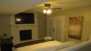 Luxury Studio #B (Entrance: From top of driveway, follow sidewalk in backyard to covered patio)