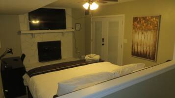 Luxury Studio #B (Entrance: From top of driveway, follow sidewalk in backyard to covered patio) | Individually decorated, individually furnished, laptop workspace