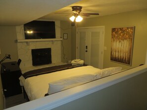 Luxury Studio #B (Entrance: From top of driveway, follow sidewalk in backyard to covered patio)