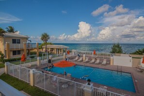 A heated pool - Delray Beach | Couples Ocean Retreat | Pool + Beach (Gulfstream)