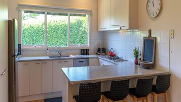 Réfrigérateur, micro-ondes, four, plaque de cuisson