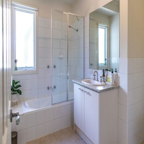 Free toiletries, hair dryer, towels - Views on Montpellier (Yarra Ranges)
