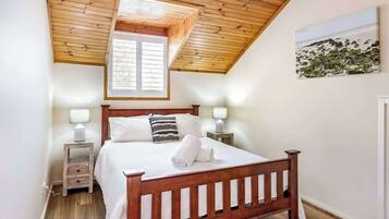 3 bedrooms, iron/ironing board, WiFi, bed sheets