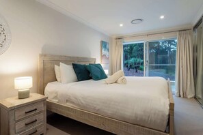 5 bedrooms, iron/ironing board, WiFi, bed sheets