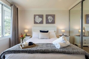 5 habitaciones, tabla de planchar con plancha, wifi y ropa de cama