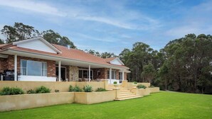 Exterior - Summerville Treetops: A Stunning Valley Retreat (Yallingup Siding)