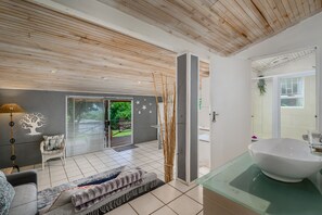 Dusche, Haartrockner, HandtĂŒcher, Seife