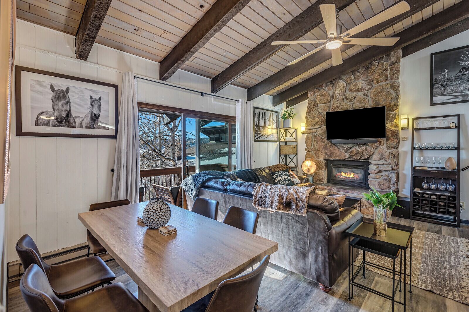 Smart TV, fireplace