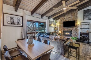 Una Smart TV, una chimenea