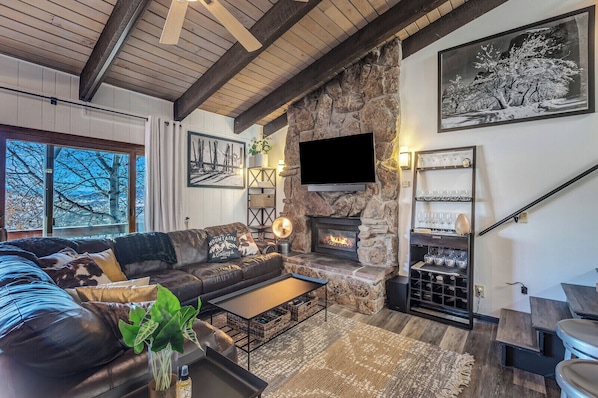Smart TV, fireplace - Ski-In/Out Remodeled Mountain View Penthouse 1025 (Steamboat Springs)