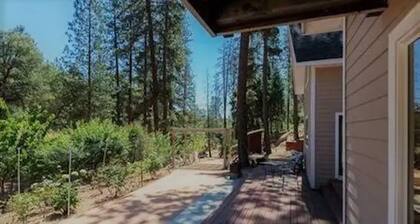 Whispering Pines! 25 miles to Yosemite + 9 miles to Mariposa!