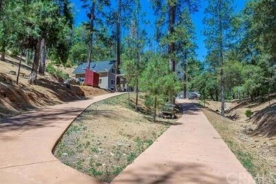 Whispering Pines! 25 miles to Yosemite + 9 miles to Mariposa!