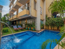 Una piscina al aire libre, camas de piscina gratis