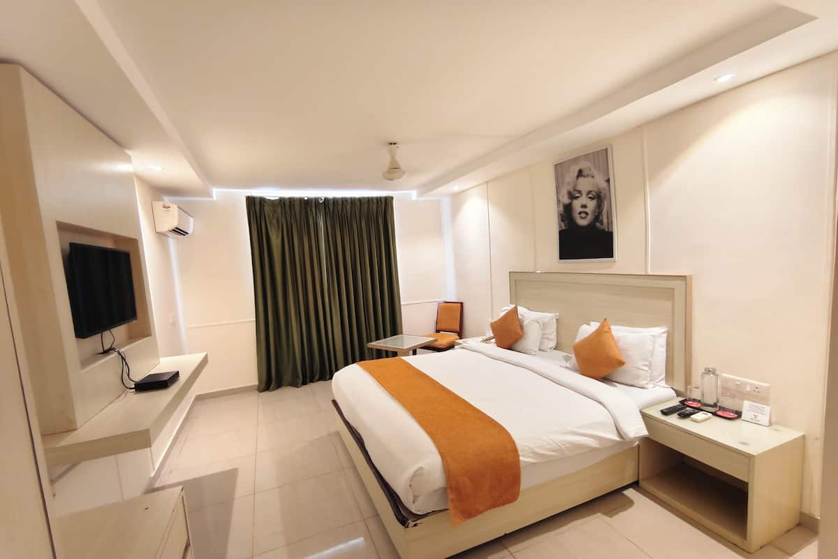 Premium bedding, minibar, in-room safe, desk