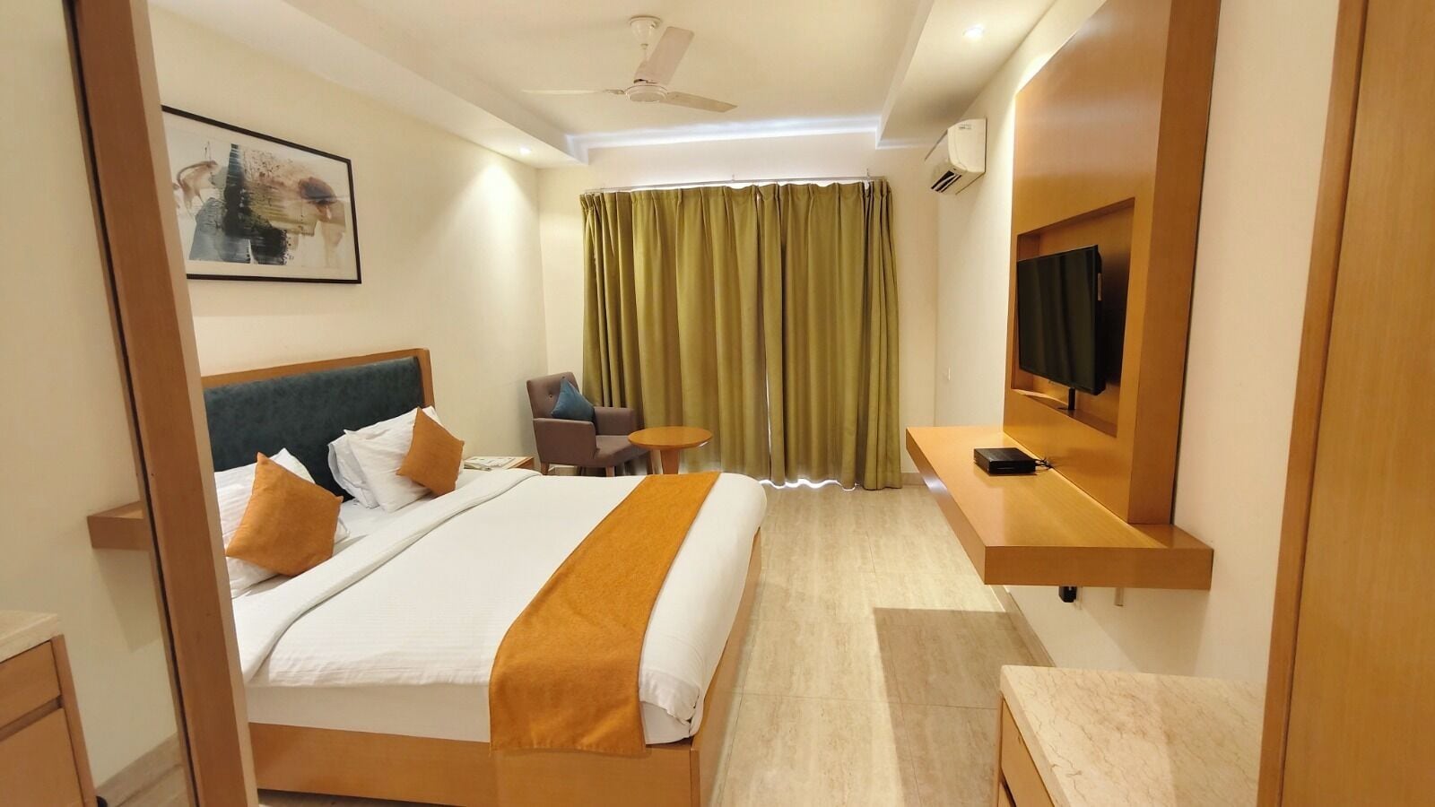 Superior-rum | Värdeförvaringsskåp på rummet, skrivbord och strykjärn/strykbräda