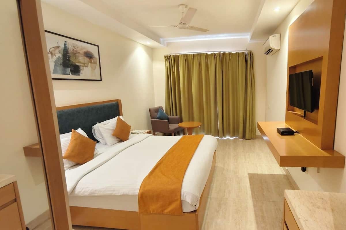 Superior-rum | Värdeförvaringsskåp på rummet, skrivbord och strykjärn/strykbräda