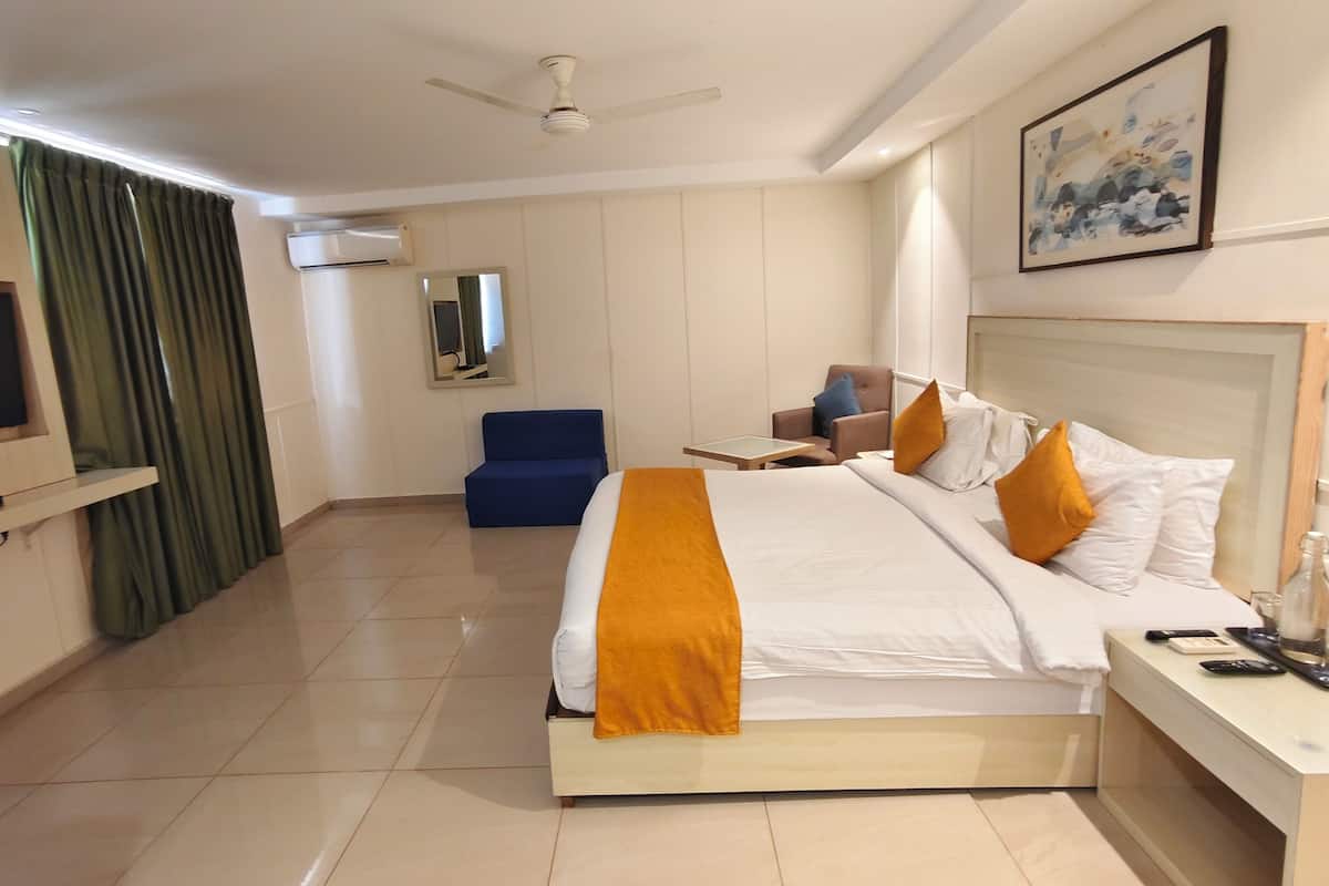 Premium bedding, minibar, in-room safe, desk